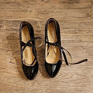 Ochenta Black Ankle Strap Patent Leather Stilletto Heels